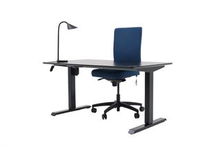 Kontorsæt med bordplade i sort, stelfarve i sort, sort bordlampe og blå kontorstol